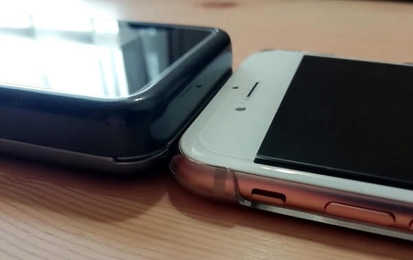 iPhone8とe5383s-327の厚さ比較